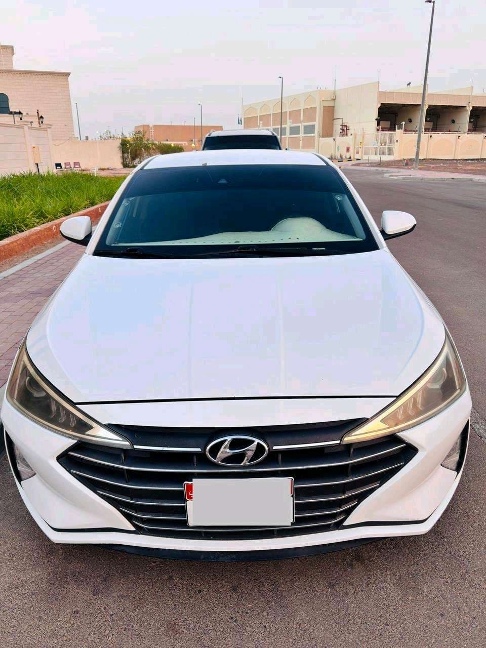 Hyundai Elantra photo 1