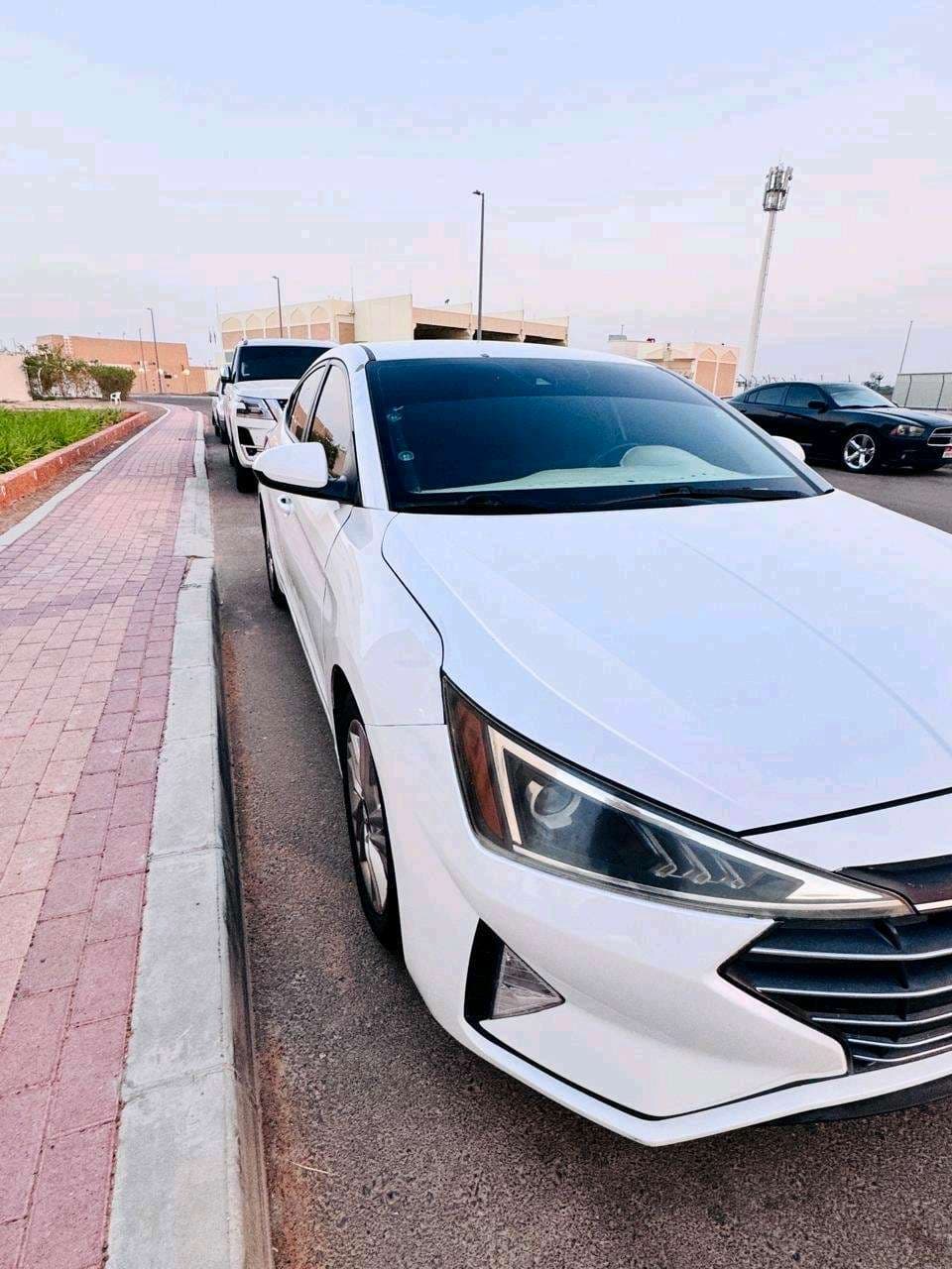Hyundai Elantra photo 3