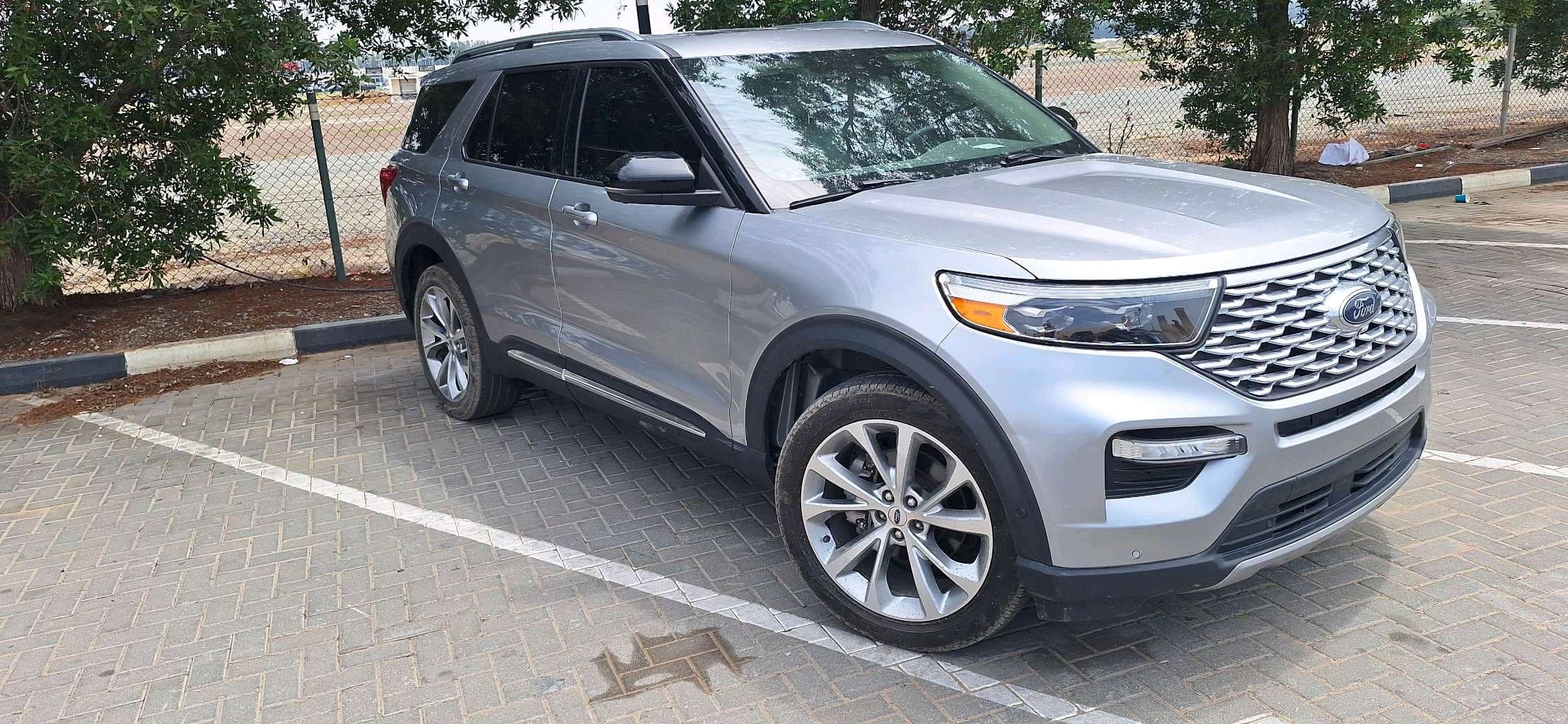 Ford Explorer photo 2