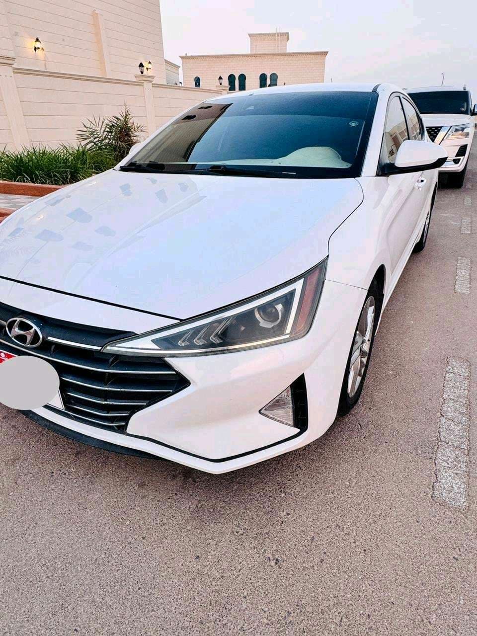 Hyundai Elantra photo 2