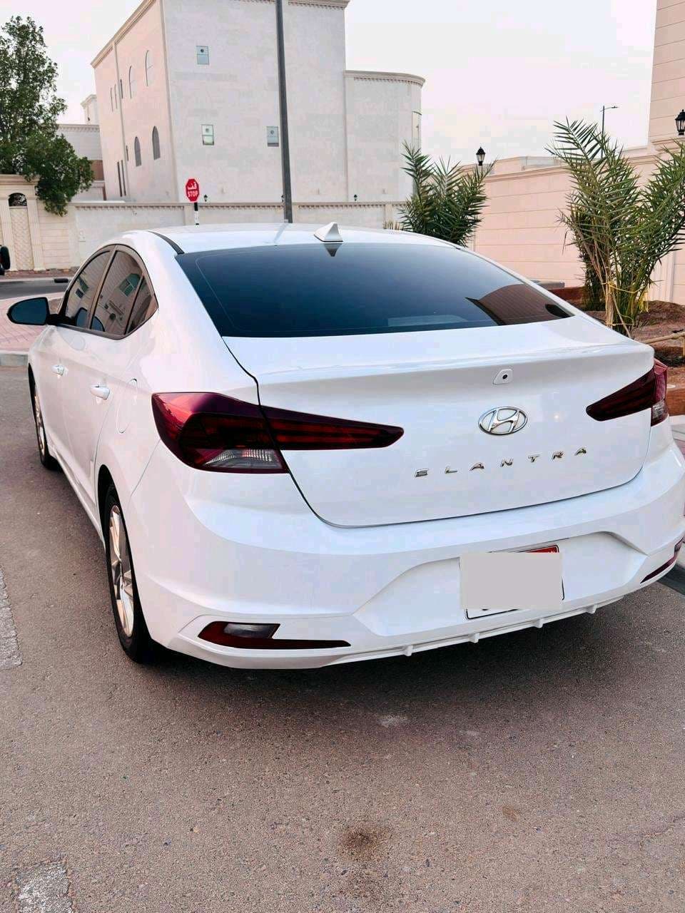 Hyundai Elantra photo 4
