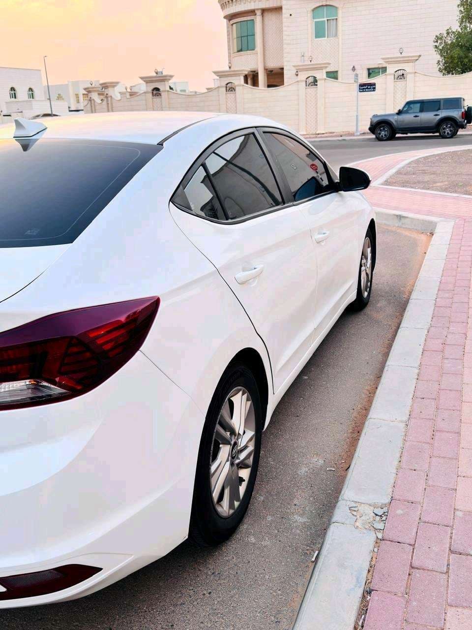 Hyundai Elantra photo 5