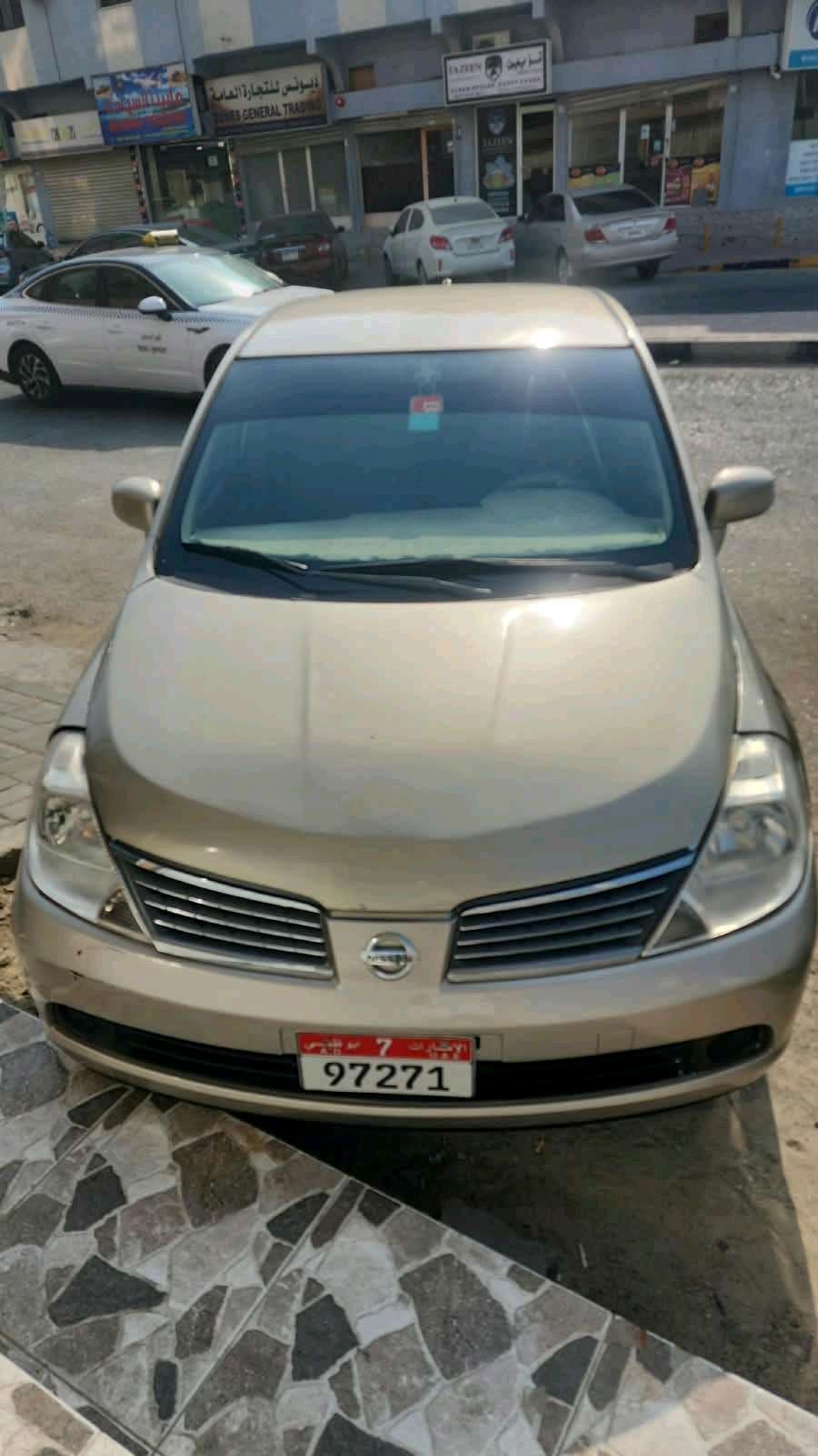 Nissan Tiida photo 2